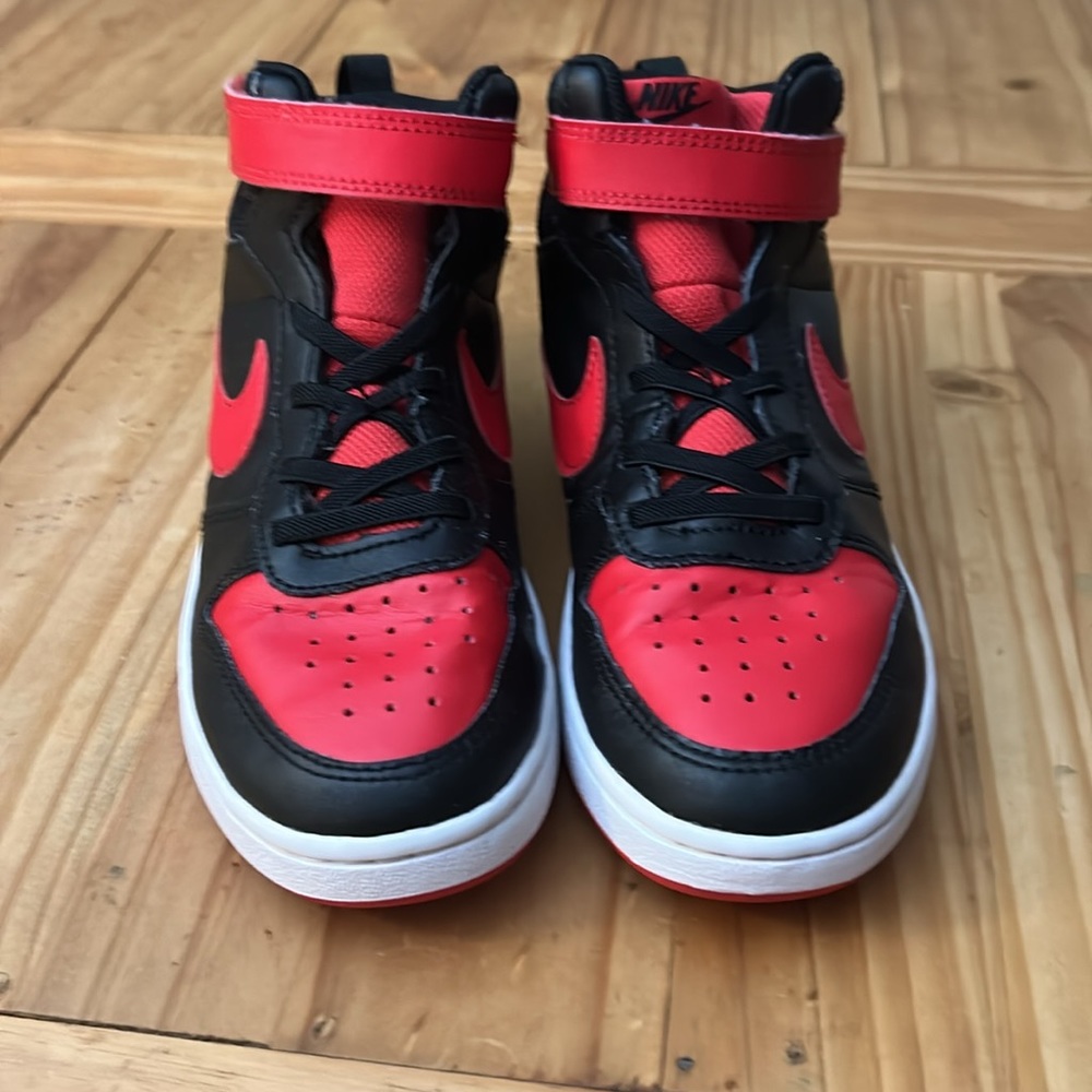 Boys Nike mid top size 2.5